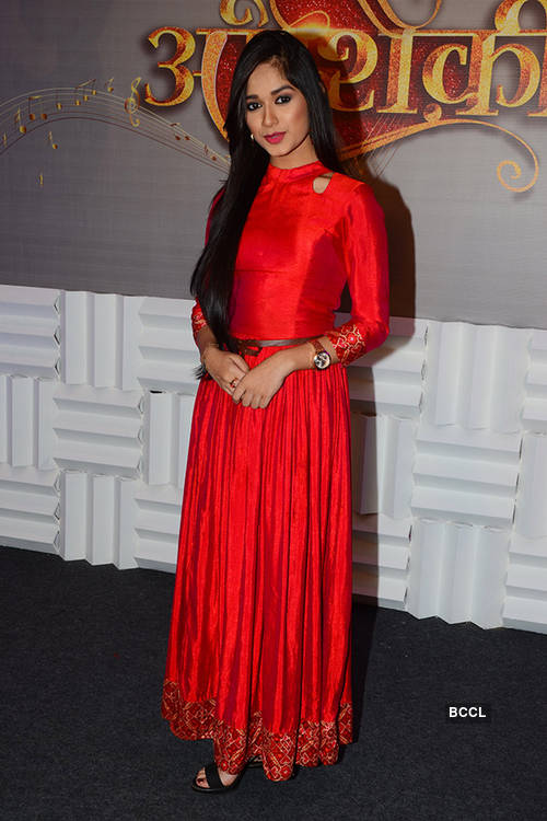 Jannat Zubair's fashionable all-red outfit makes heads turn! | IWMBuzz