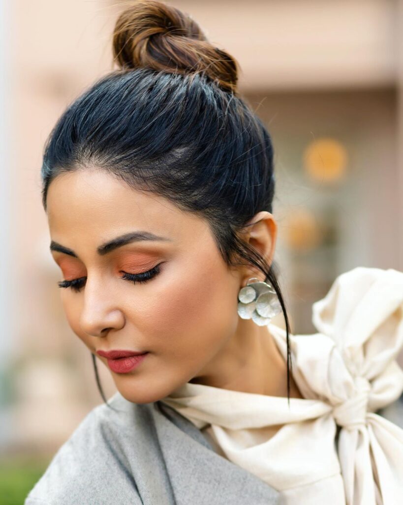 Love to wear accessories? Keep it simple like Hina Khan - 2