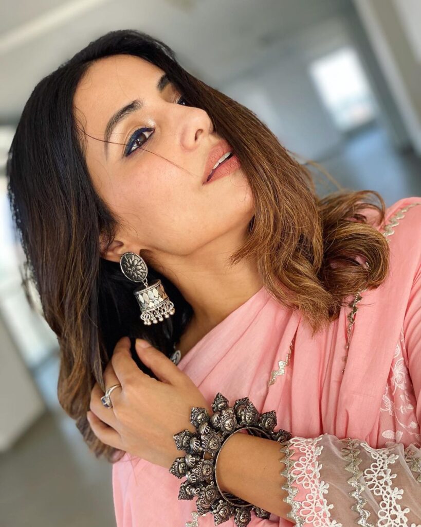 Love to wear accessories? Keep it simple like Hina Khan - 6
