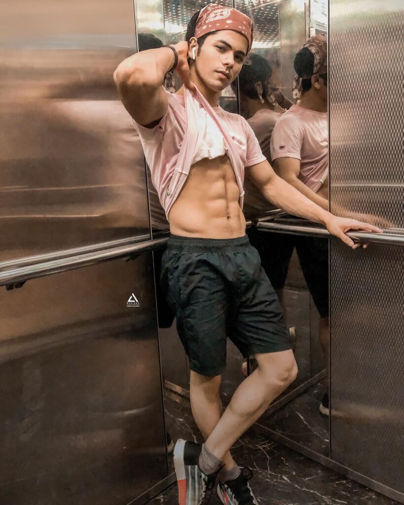 Siddharth Nigam Shows Off Ripped Body in Gym Wear, Check Pics - 1
