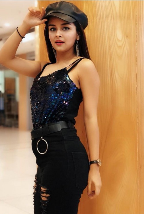 Steal the style: Look cool in hats like Avneet Kaur - 4