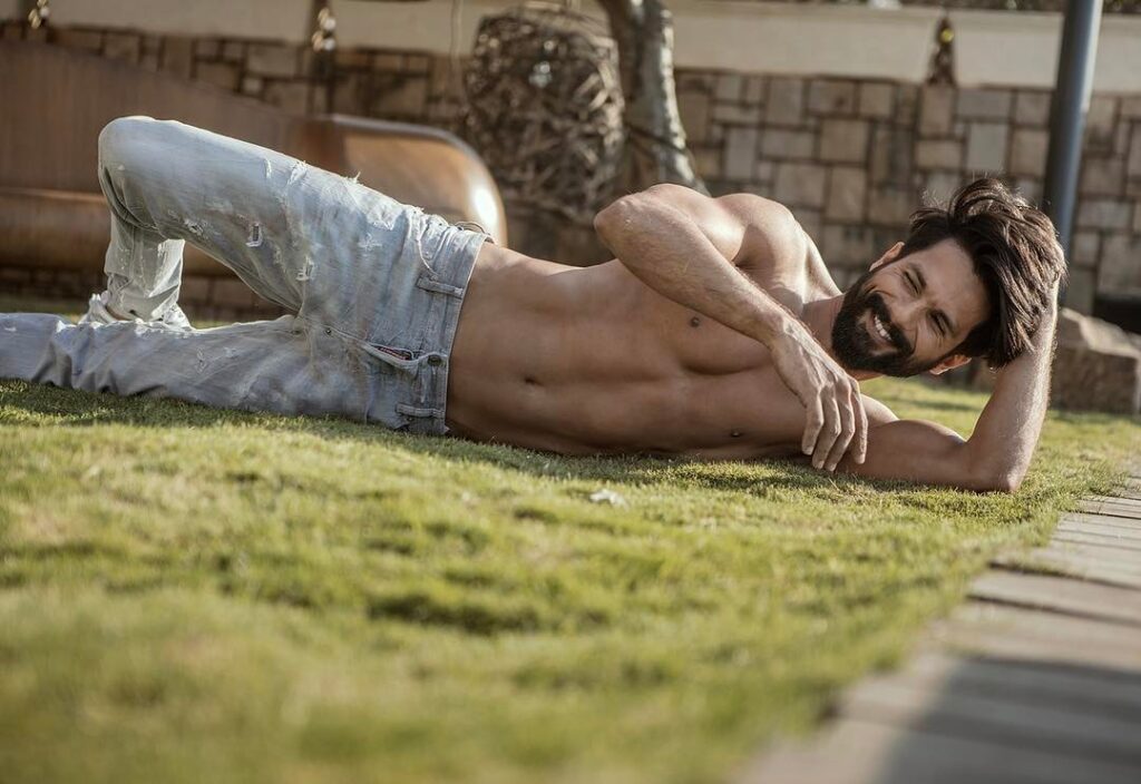 These Shirtless Photos Of Shahid Kapoor Will Make Your Heart Skip A Beat - 2