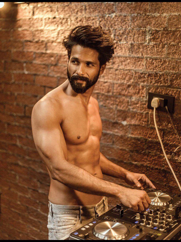 These Shirtless Photos Of Shahid Kapoor Will Make Your Heart Skip A Beat - 3