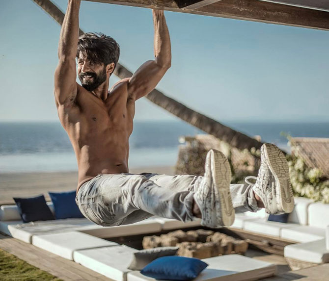 These Shirtless Photos Of Shahid Kapoor Will Make Your Heart Skip A Beat - 4