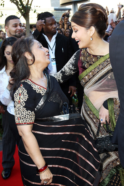 #Throwback Jaya Bachchan and Aishwarya Rai Bachchan's SMILING Moment - 0