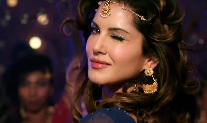 Check out: Different eyeshadow looks of Sunny Leone