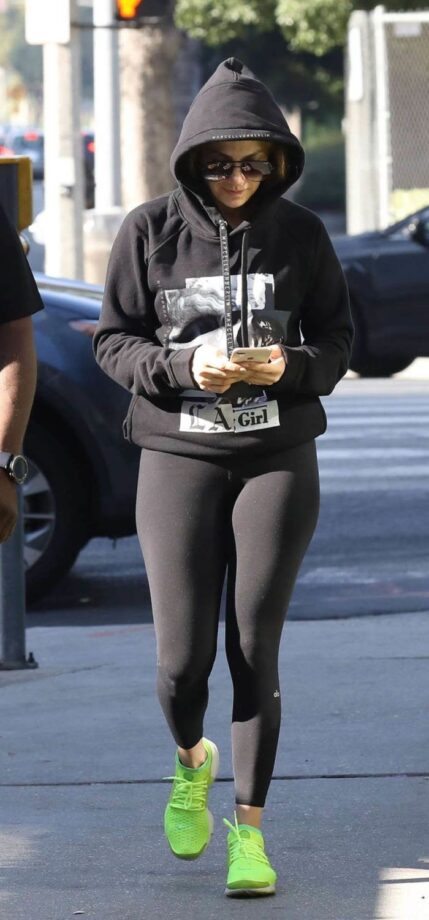 Jennifer Lopez in dreamy black outfits! - 2