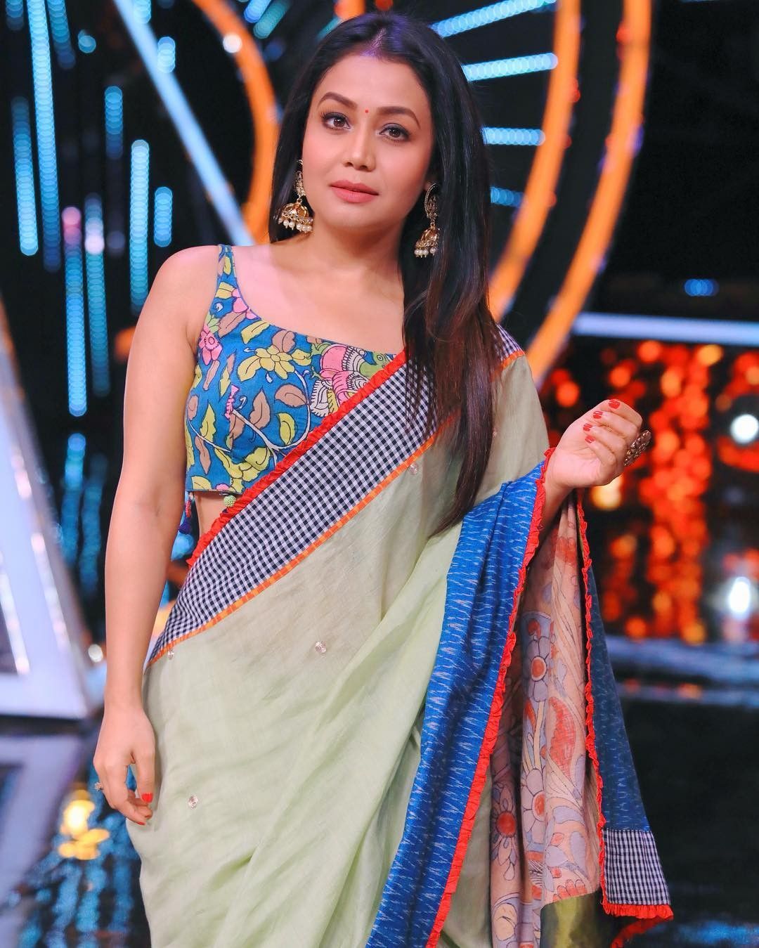 Neha Kakkar vs Shreya Ghoshal: Who Slays The Perfect Elegance In a Saree? 5