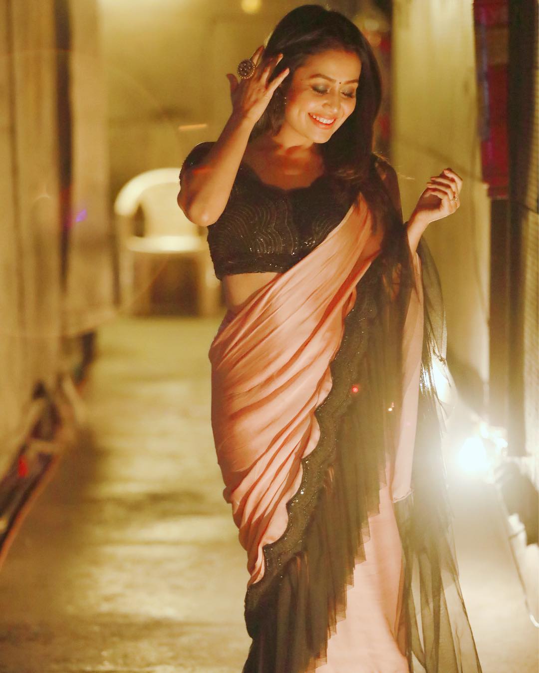 Neha Kakkar vs Shreya Ghoshal: Who Slays The Perfect Elegance In a Saree? 6