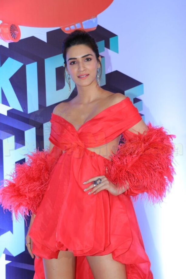 Times When Sonam Kapoor, Janhvi Kapoor, and Kriti Sanon Totally Slayed A Feather Outfit - 4