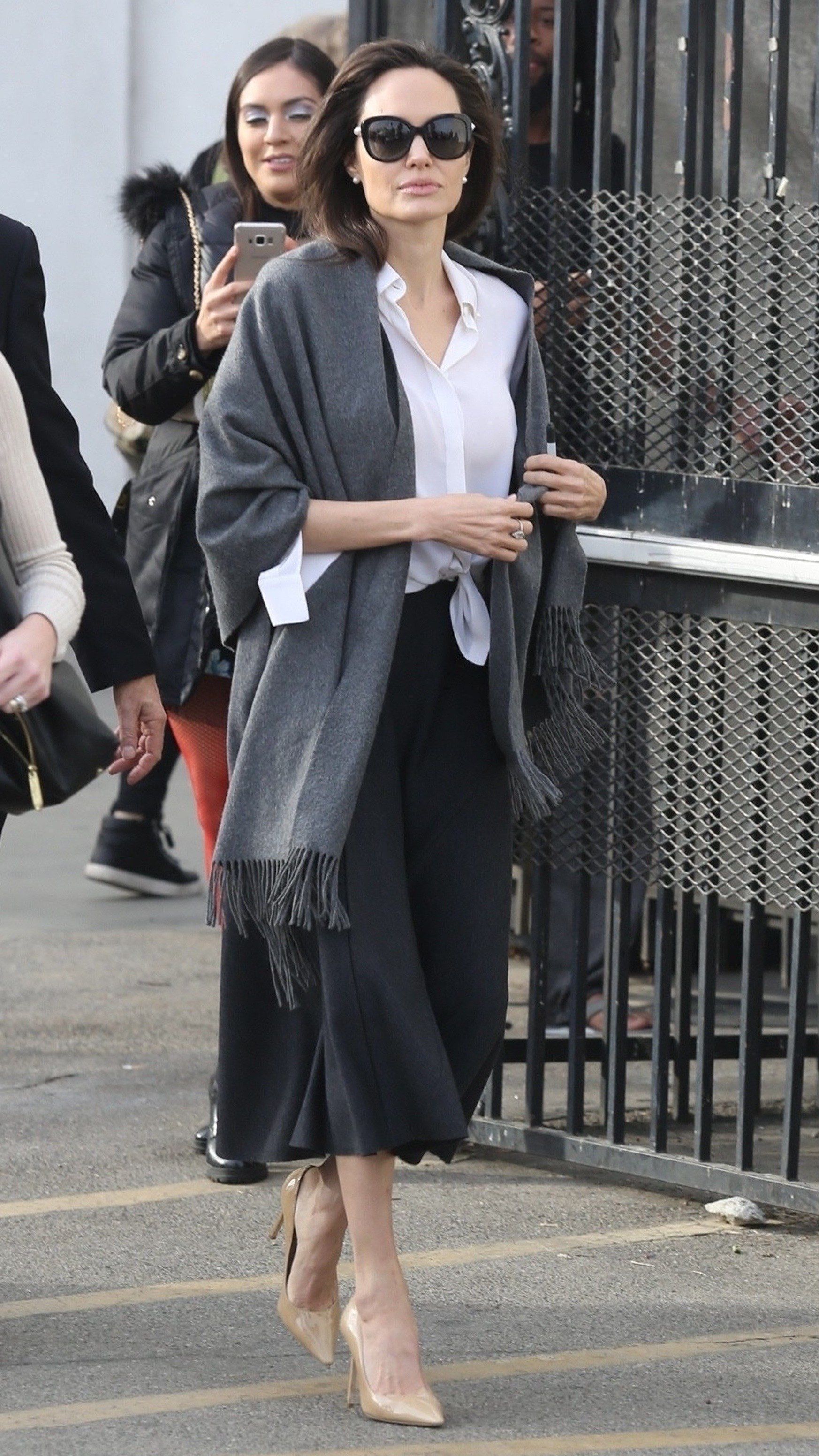 Angelina Jolie's Fashionable Looks That Untie The Knots Of Elegance and Snobbery 6