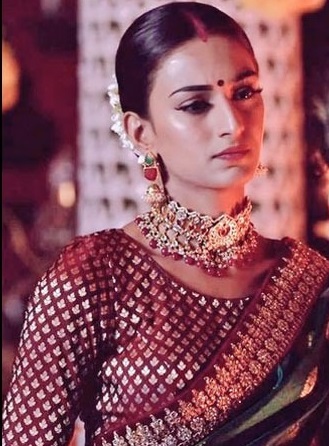 Erica Fernandes's Banarsi Saree Is A Must Have This Festive Season, Here's Why 2