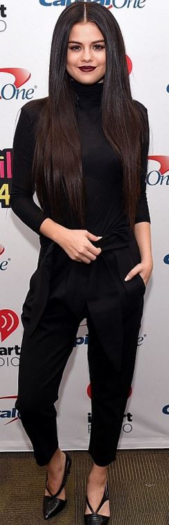 [IN PHOTOS] Selena Gomez's COOL Look In Turtleneck Sweaters 2