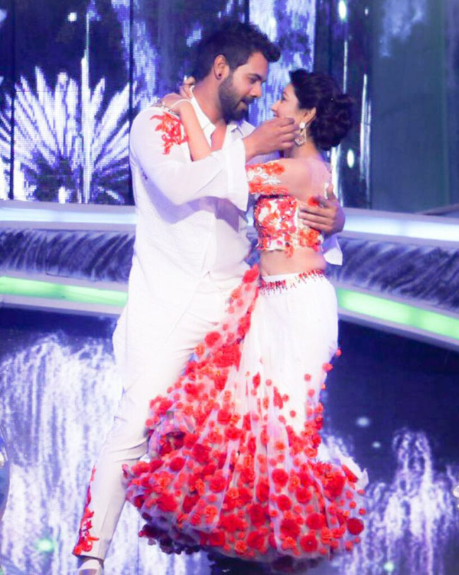 [IN PICTURES] Kumkum Bhagya: Abhi And Pragya's Romantic Couple Dancing Moments 4
