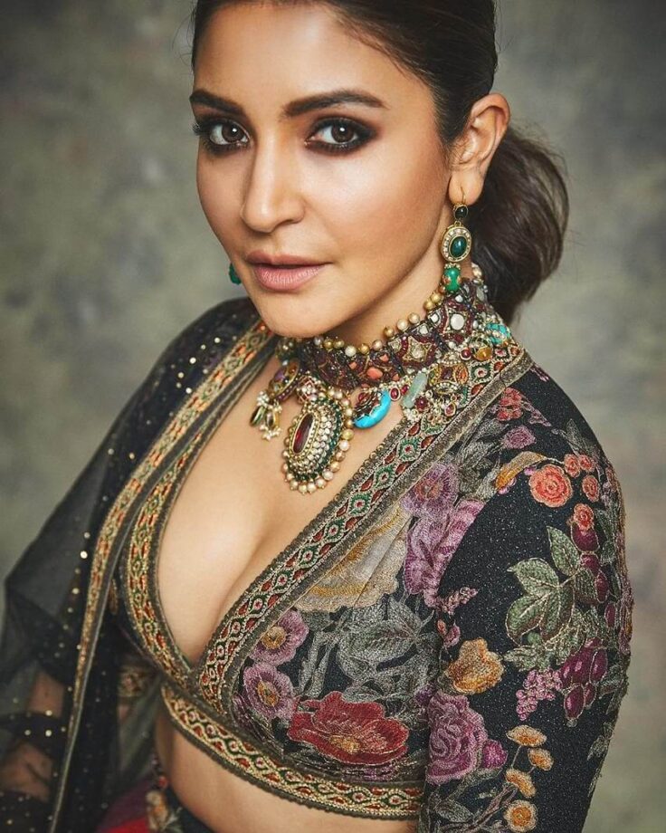 Necklace Designs Ideas: Take Cues From Anushka Sharma And Vidya Balan's Trendy And Stylish Neck Designs - 2