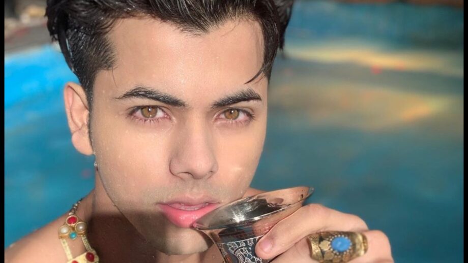 [Sexy Picture]: Siddharth Nigam aka Aladdin goes shirtless in latest swimming pool pictures