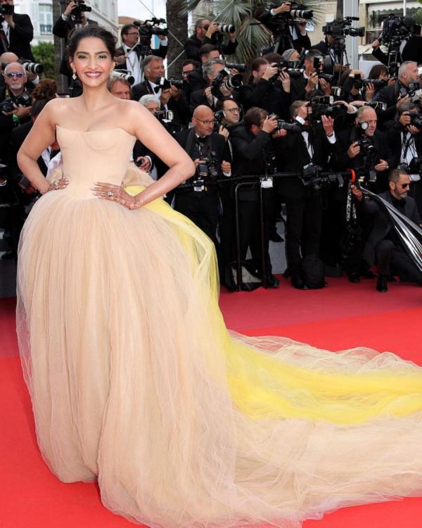 Sonam Kapoor VS Alia Bhatt VS Karisma Kapoor: Actresses Who Flaunted Floor Length Outfits The BEST - 0