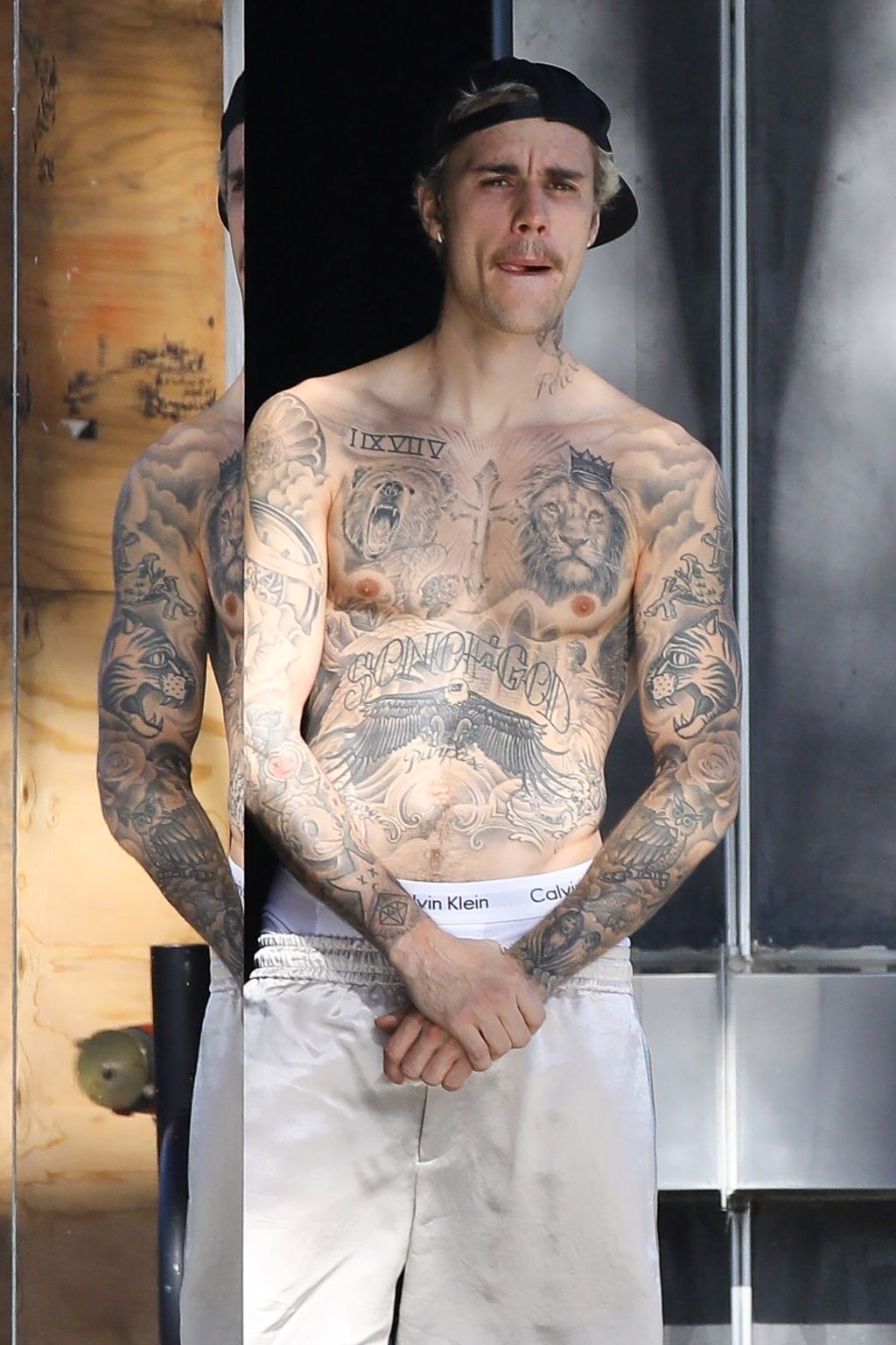 When Justin Bieber Poses For A Oh-So-Perfect Shirtless Selfie! 1