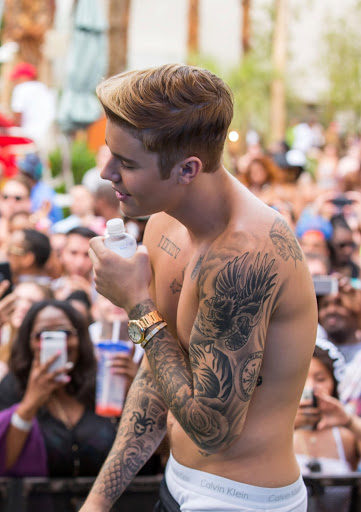 When Justin Bieber Poses For A Oh-So-Perfect Shirtless Selfie! 5