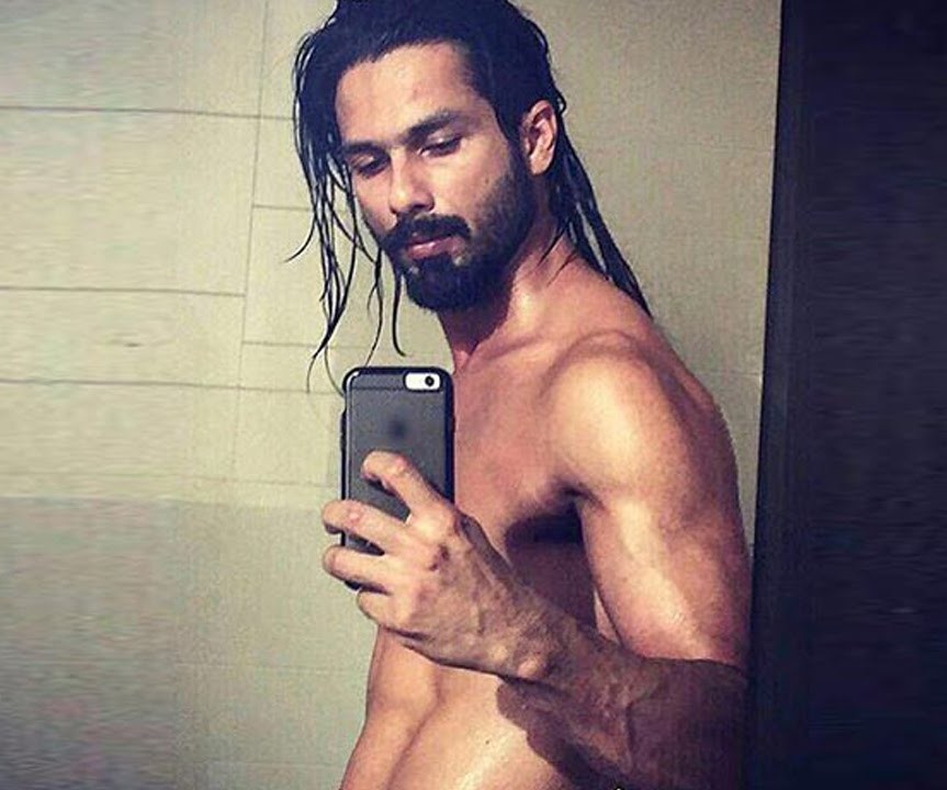 When Shahid Kapoor Poses For A Oh-So-Perfect Shirtless Selfie - 0