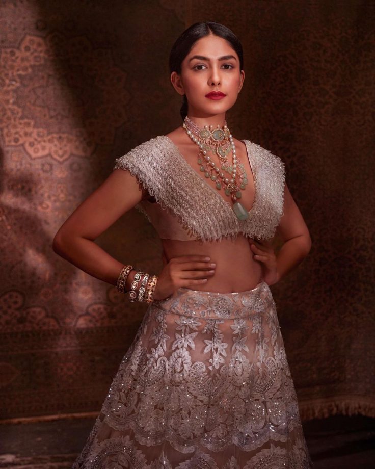 Fashion Faceoff: Mrunal Thakur Vs Kareena Kapoor Khan: Who Wore Manish Malhotra's Silver Embellished Lehenga Better? 833535