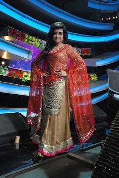 How To Amp Up Your Ethnic Outfits For THIS Navratri Like Monali Thakur? 6