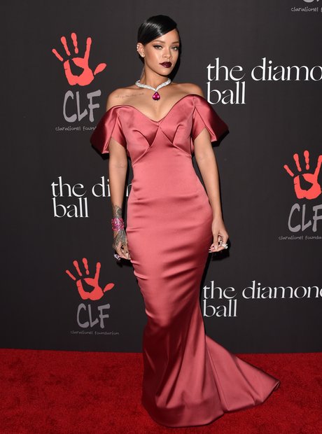 Kim Kardashian VS Rihanna: Who ROCKS the best outfit on the red carpet? 6