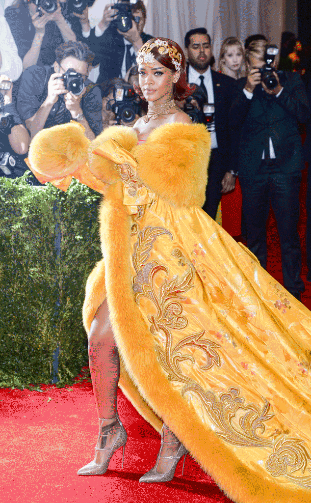 Kim Kardashian VS Rihanna: Who ROCKS the best outfit on the red carpet? 7