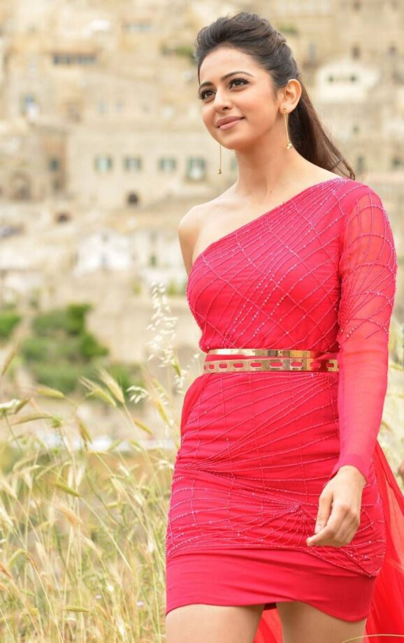 Pooja Hegde To Rakul Preet Singh; Celebs In RED Hot Looks - 5