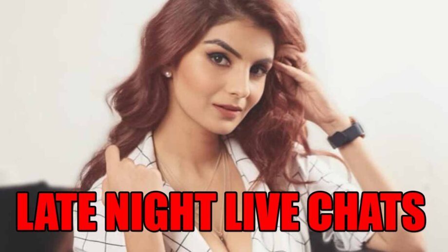What does Anveshi Jain do in her late night live chats with fans?