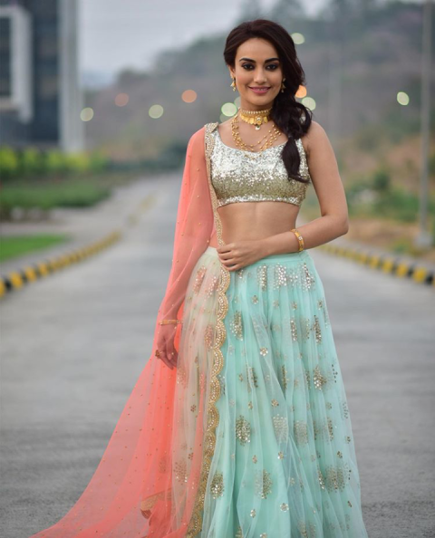 Erica Fernandes, Surbhi Jyoti and Nia Sharma's ultra-glamorous outfit for your at-home Diwali celebrations - 4