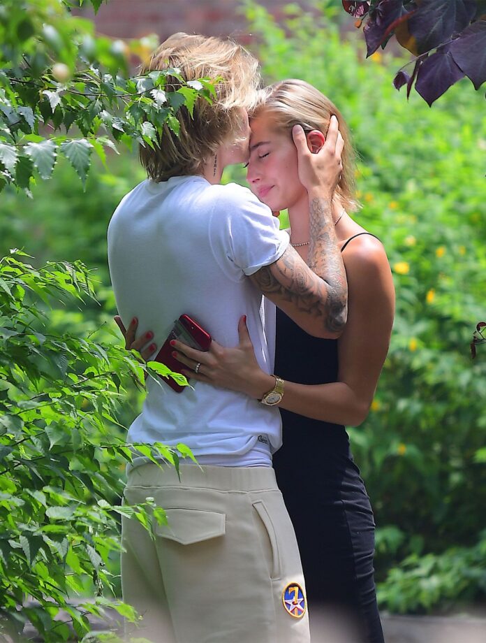 Justin Bieber And Hailey Baldwin's attractive Pose Will Make You Sweat - 1
