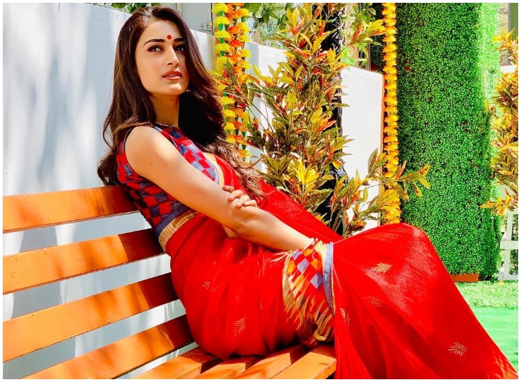 Hina Khan, Jennifer Winget, Erica Fernandes: Hot In RED Traditional Saree 8