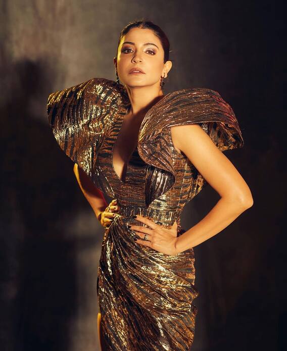 Hina Khan VS Anushka Sharma In Metallic Gold Gown: Who Wore It Best? 818050