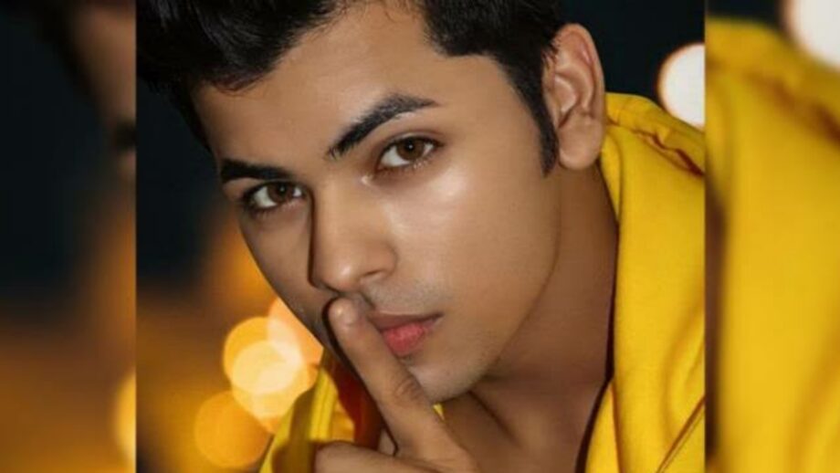 Siddharth Nigam’s Incredible Oversize Looks, Gorgeous! 3