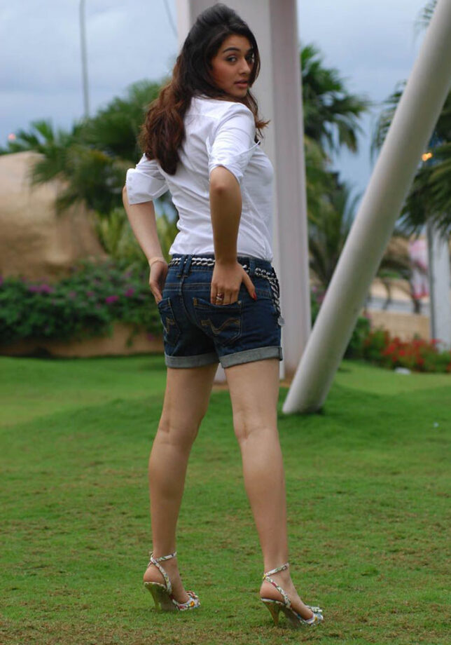 Attractive Hot Pants Ever Worn By Samantha Akkineni, Hansika Motwani And Pooja Hegde - 1