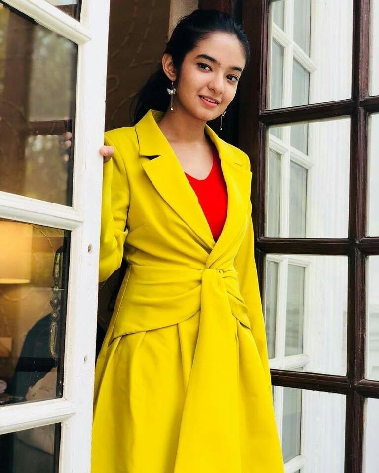 Ashi Singh And Anushka Sen Looks Super Sweet In Yellow 3