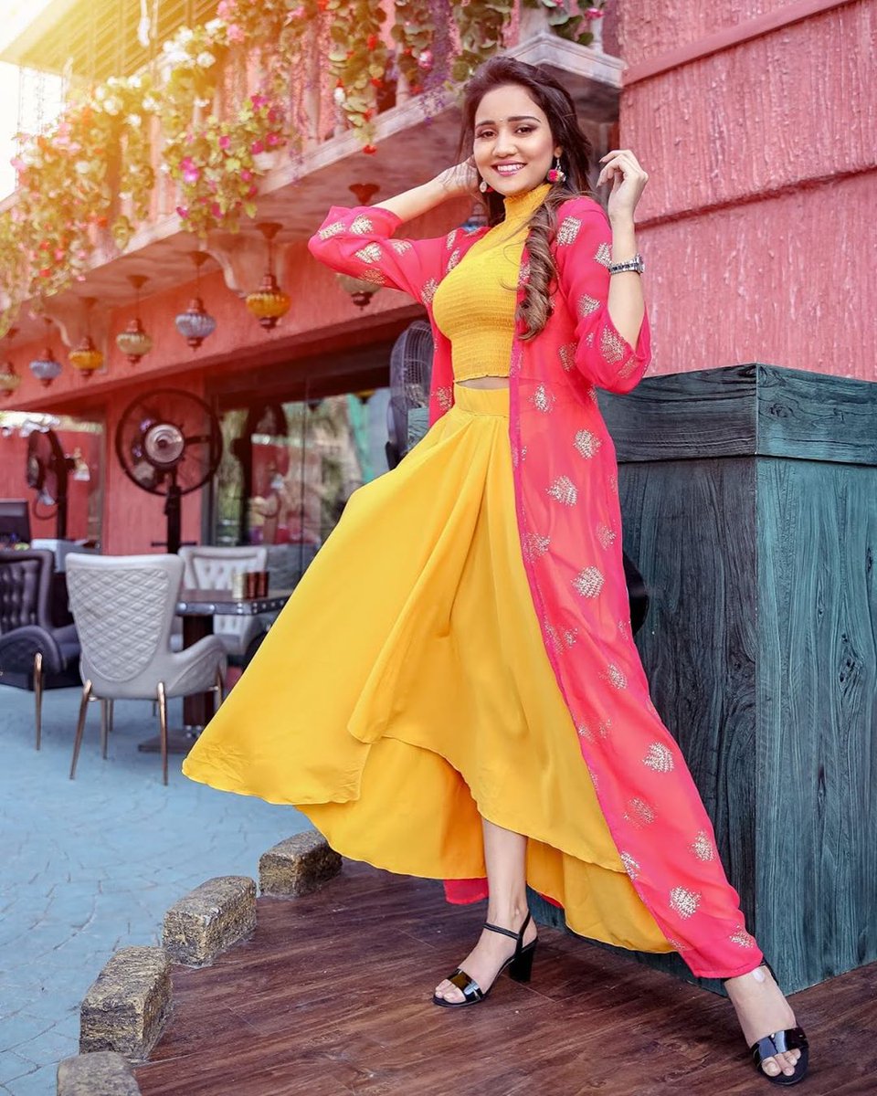 Ashi Singh And Anushka Sen Looks Super Sweet In Yellow 5