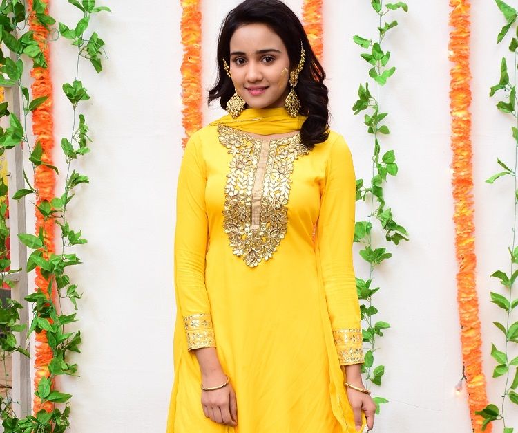 Ashi Singh And Anushka Sen Looks Super Sweet In Yellow 6