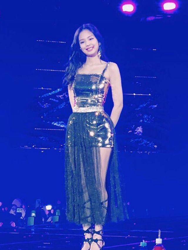 BLACKPINK Rose, Jisoo, Lisa And Jennie's Glamorous Look In Sequin Gowns Will Leave You Amazed - 2