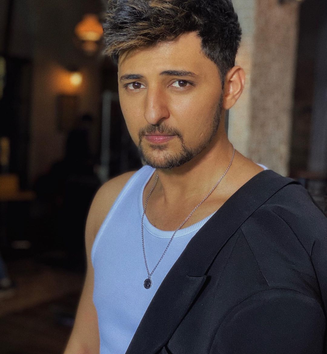Darshan Raval Knows How To Pull Off Black And White Outfit Like A Pro 4