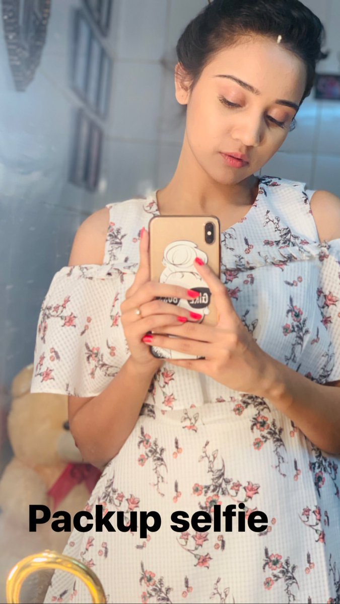 From Ashnoor Kaur To Ashi Singh: Hottest Mirror Selfies Of Celebs 1