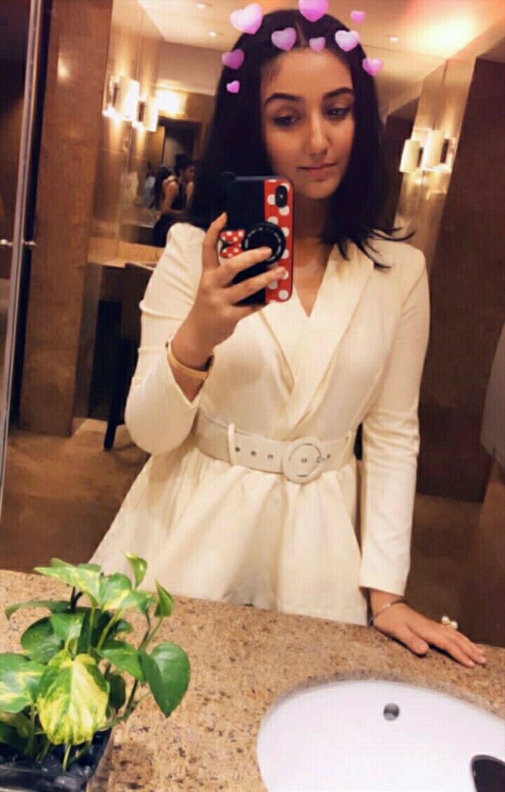 From Ashnoor Kaur To Ashi Singh: Hottest Mirror Selfies Of Celebs 3