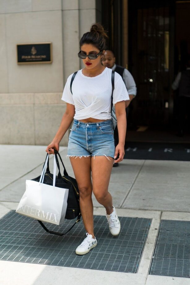 From Ripped Shorts To High Waist Short Jeans: All The Stunning Demin Style That You Should Follow - 2