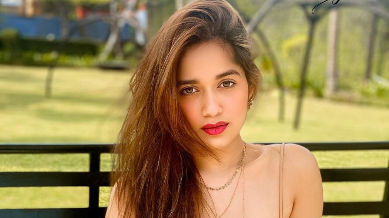 [Hot or Not] Jannat Zubair looks sultry in latest photo in latex pants and red lipstick 839288
