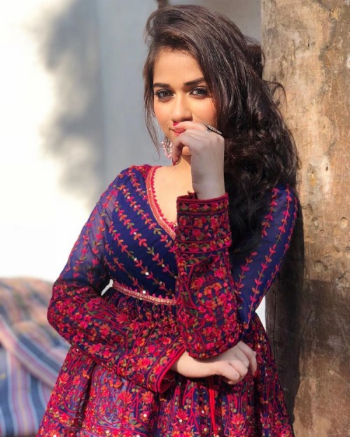 Jannat Zubair And Avneet Kaur's Embellished Bodycon Outfit Pictures Go Viral