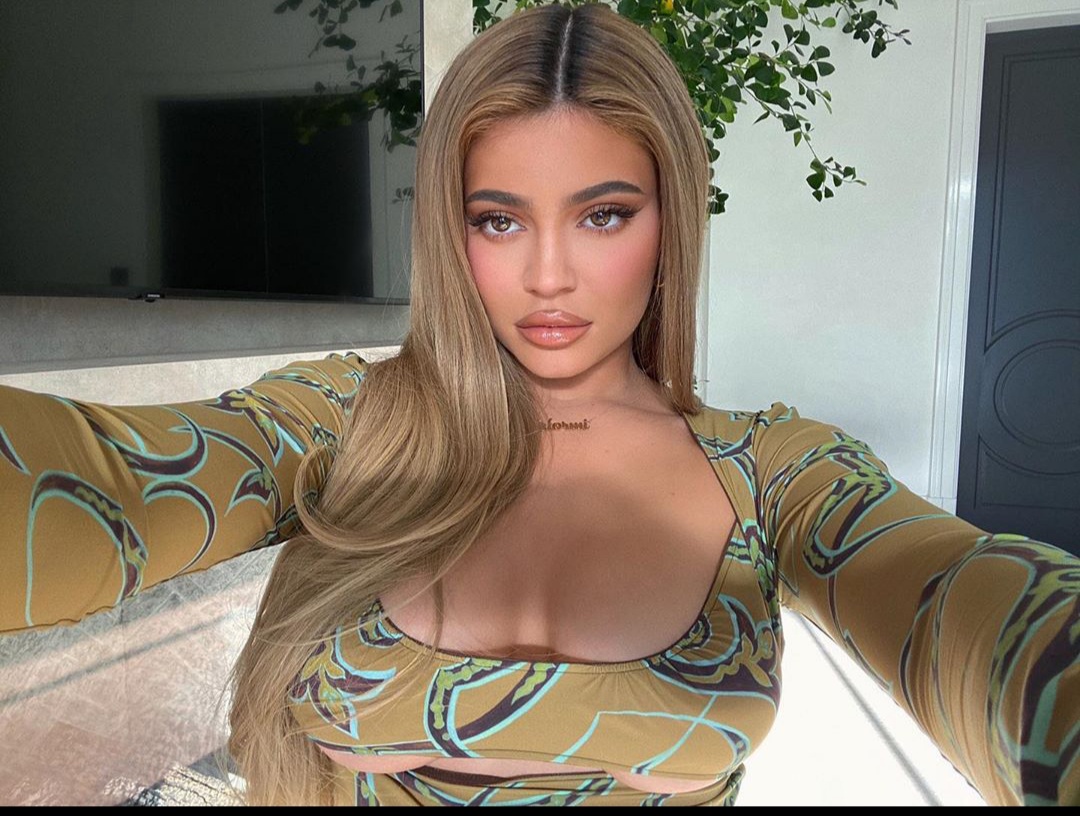 Kylie Jenner drops new hot photo on social media, fans go crazy