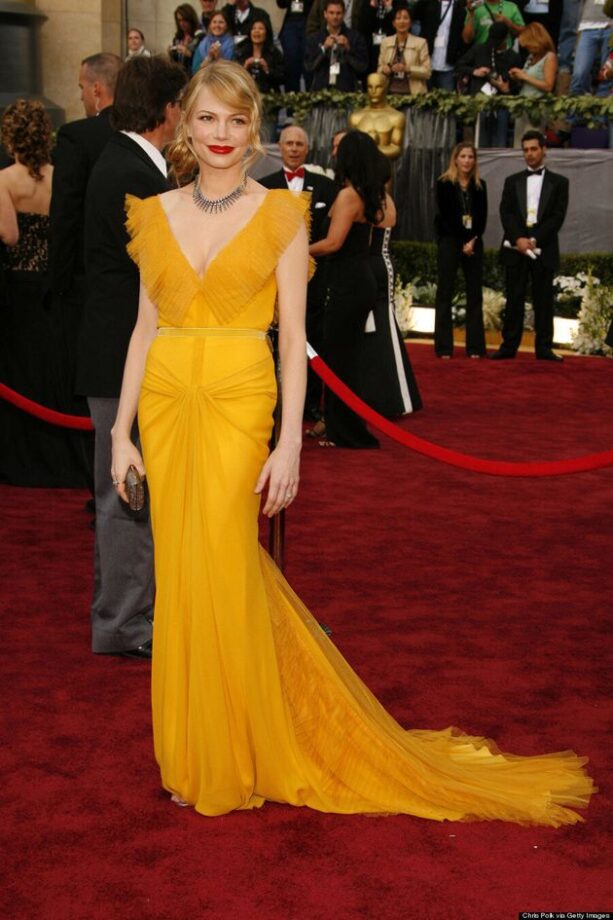 Love Wearing Yellow? Take Inspiration From Scarlett Johansson, Natalie Portman and Emma Stone's Yellow Outfits - 5