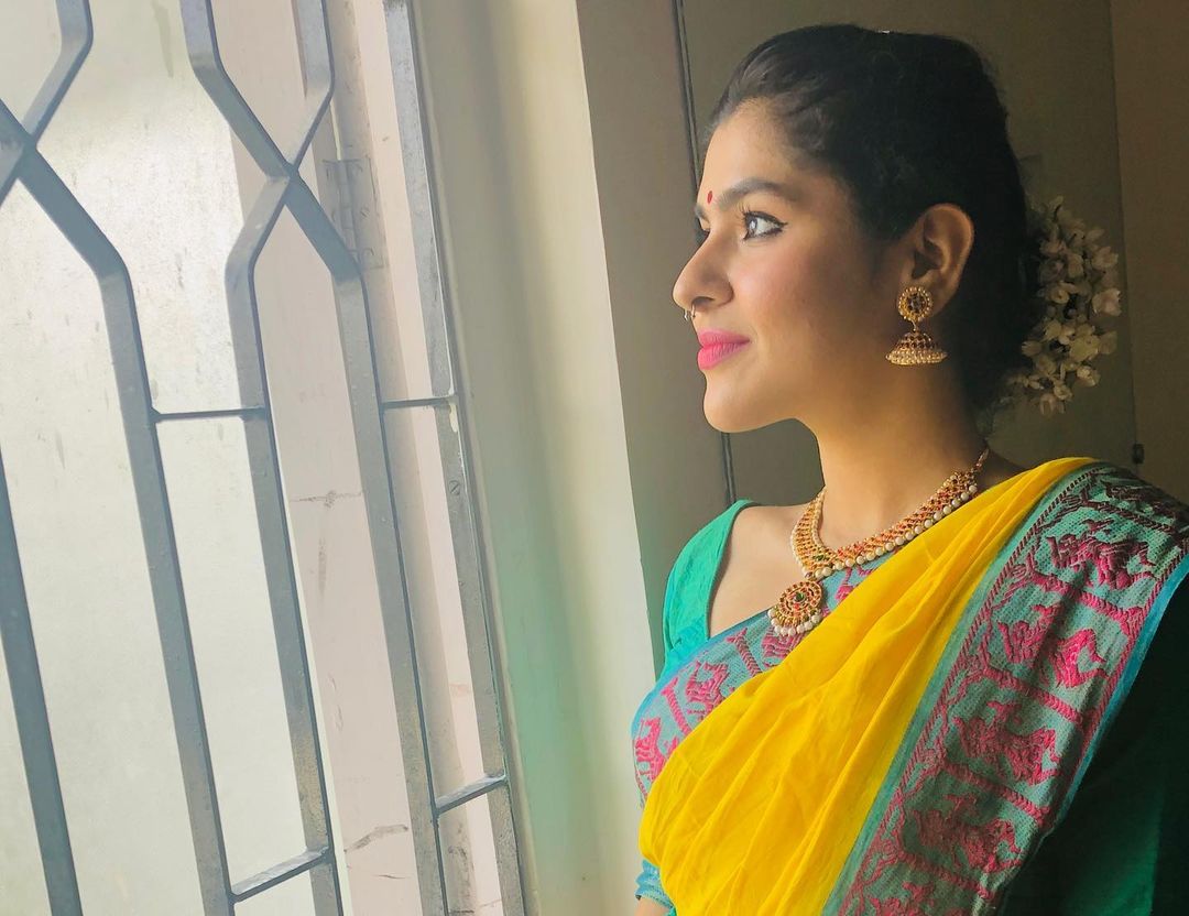 Love Wearing Yellow? Take Inspiration From Taarak Mehta Ka Ooltah Chashmah Fame Nidhi Bhanushali's Yellow Outfits 4