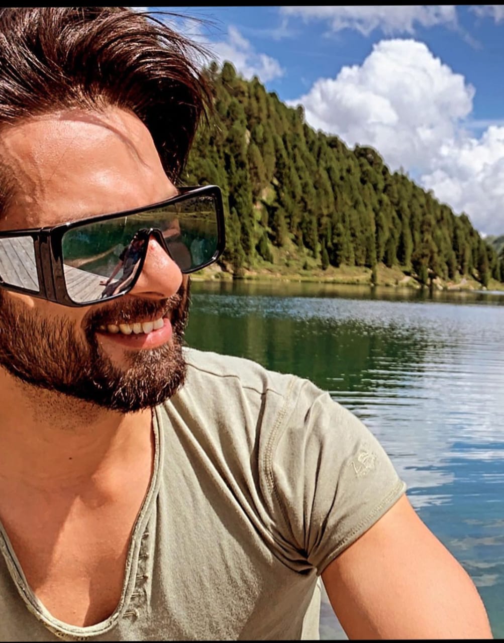 Shahid Kapoor spends time in nature, looks classy as ever 1